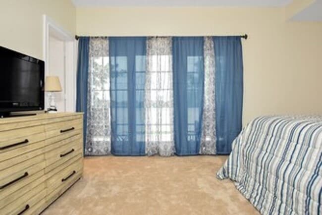 Building Photo - Furnished 3-bedroon townhouse end-unit for...