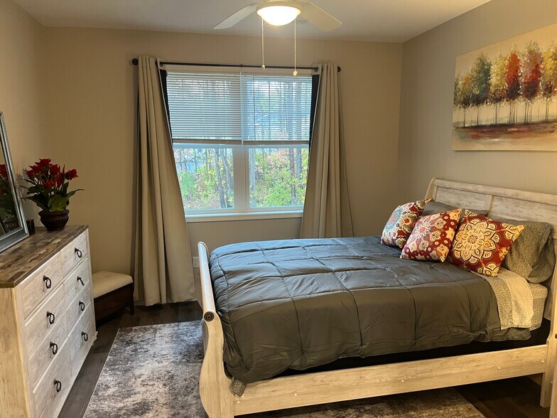 Building Photo - 2087 Community Ln