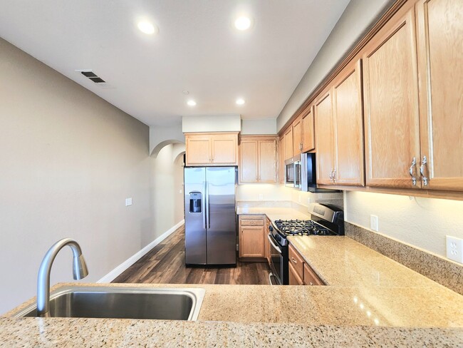 Building Photo - Spacious Townhouse in San Mateo
