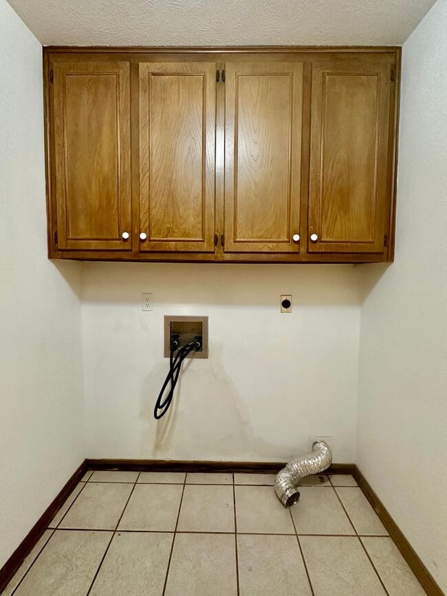 Building Photo - Creekside Home
