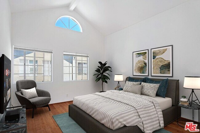 Building Photo - 850 N Poinsettia Pl