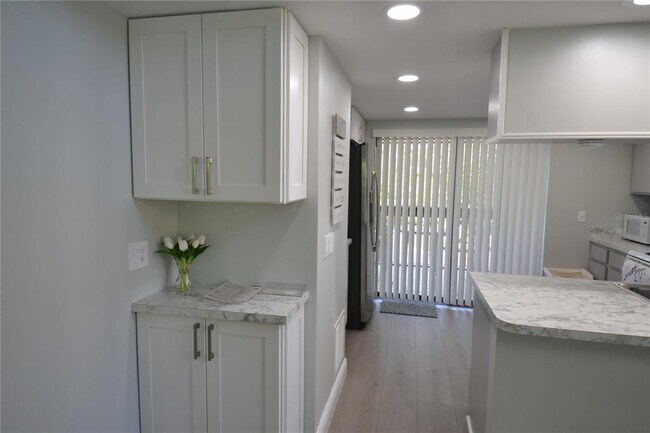 Building Photo - 284 Woodlake Wynde