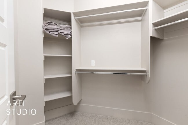 Building Photo - Fully Furnished Gorgeous 5 bed 4 bath with...