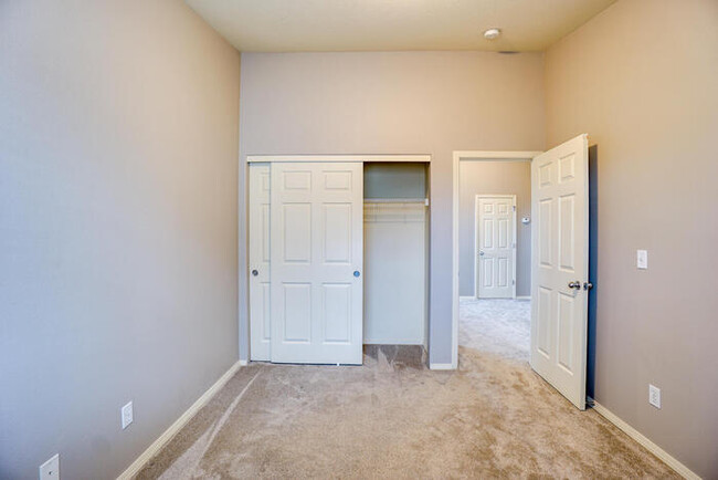 Building Photo - THREE BEDROOM TOWNHOME IN HAZEL DELL