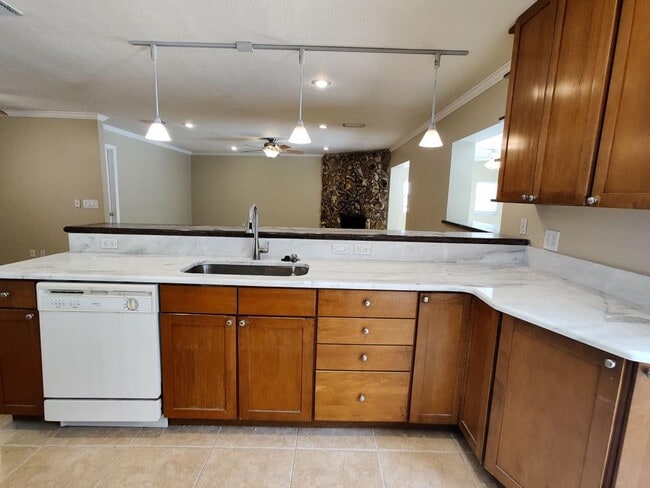 Building Photo - 615 Fox Valley Dr