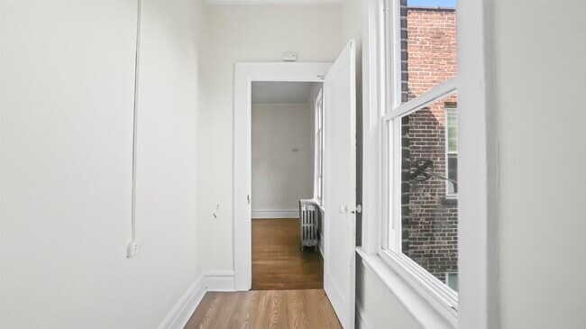 Building Photo - 260 Davis Ave