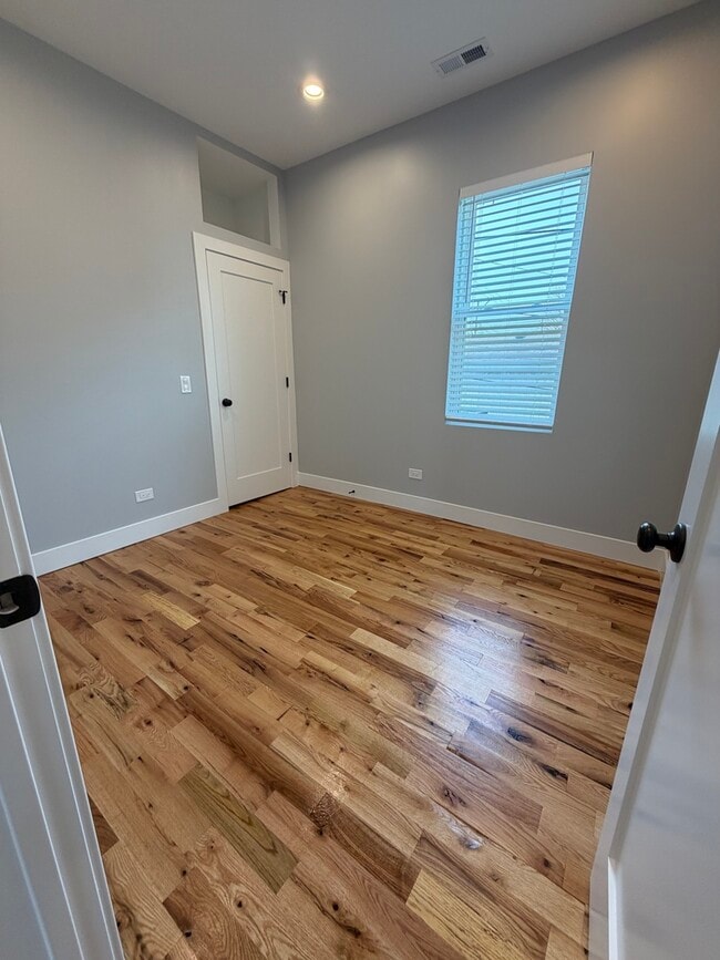 Building Photo - 2221 W 21st Pl