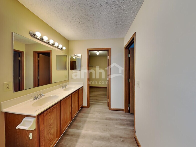 Building Photo - 8190 Pelham Dr