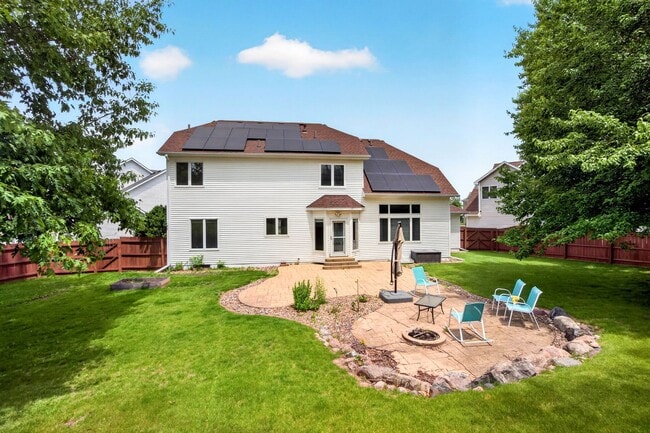 Building Photo - SPACIOUS LIVING!!  4 Bedrooms, 2.5 Bathrooms Home in Des Moines!