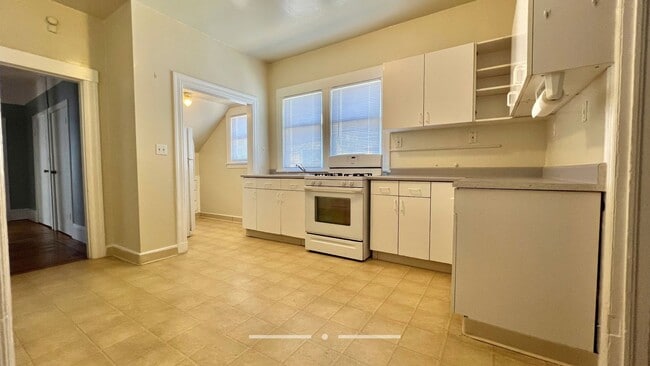 Building Photo - Charming Duplex Lower Unit – 2bd 1ba Nestl...