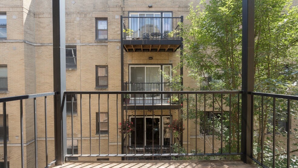 Building Photo - 3354 W Wilson Ave