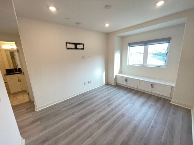 Building Photo - 3128 Cañon St
