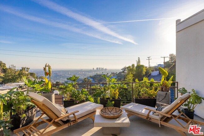 Building Photo - 1714 Sunset Plaza Dr