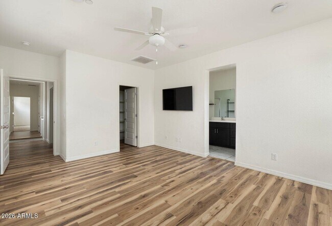 Building Photo - 221 E Balsam Dr