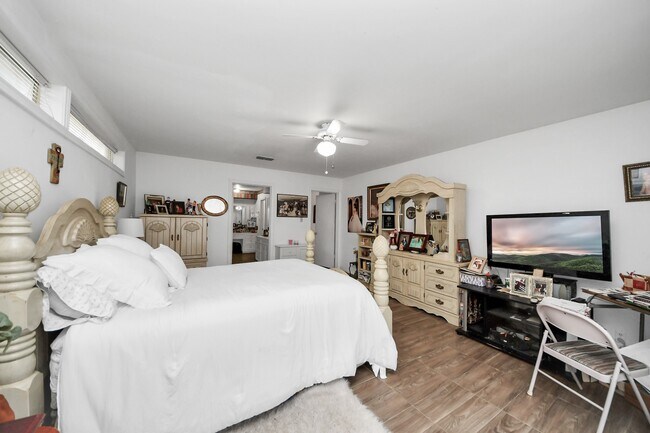 Building Photo - 17 Winged Foot Dr