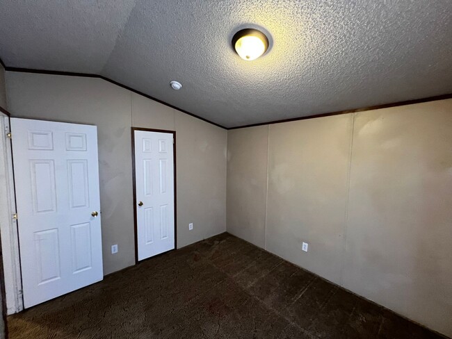 Building Photo - Elegant 3-Bed, 2-Bath Home for Rent: Move-...