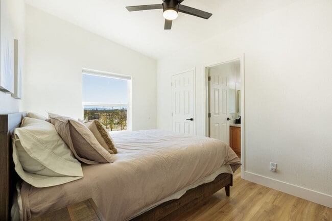 Building Photo - Beautiful 5 Bedroom 4 Bathroom with AMAZING VIEWS!!