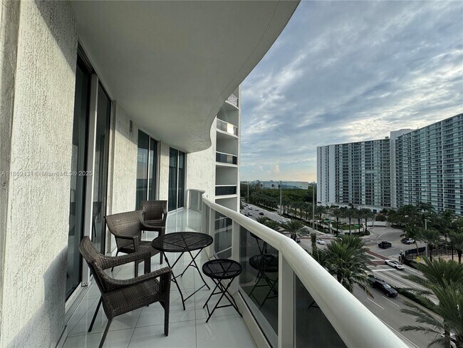 Building Photo - 15811 Collins Ave