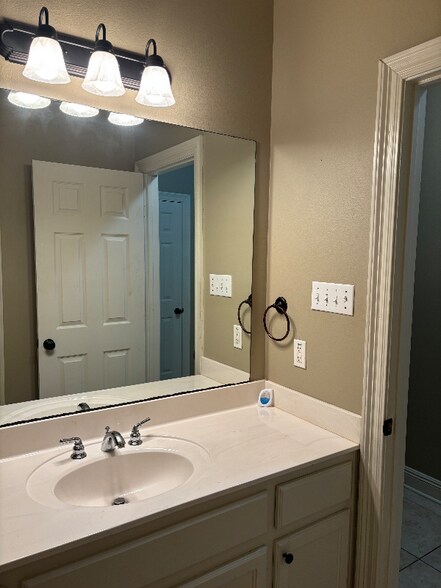 Building Photo - 828 Meadow Bend Dr