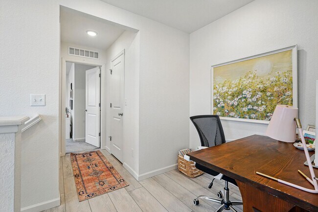 Building Photo - Spacious 3BR/3BA Townhome-Available NOW! $...