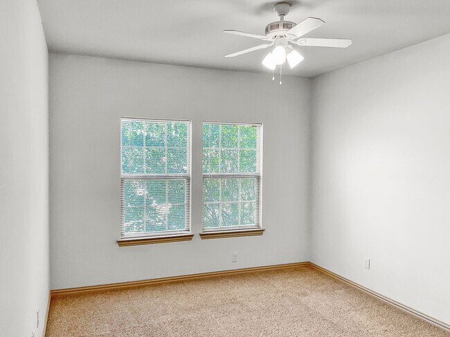 Building Photo - Move-In Ready Townhome Near I-30 & Arlington Entertainment!