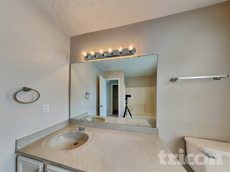 Building Photo - 11136 White Stag Dr