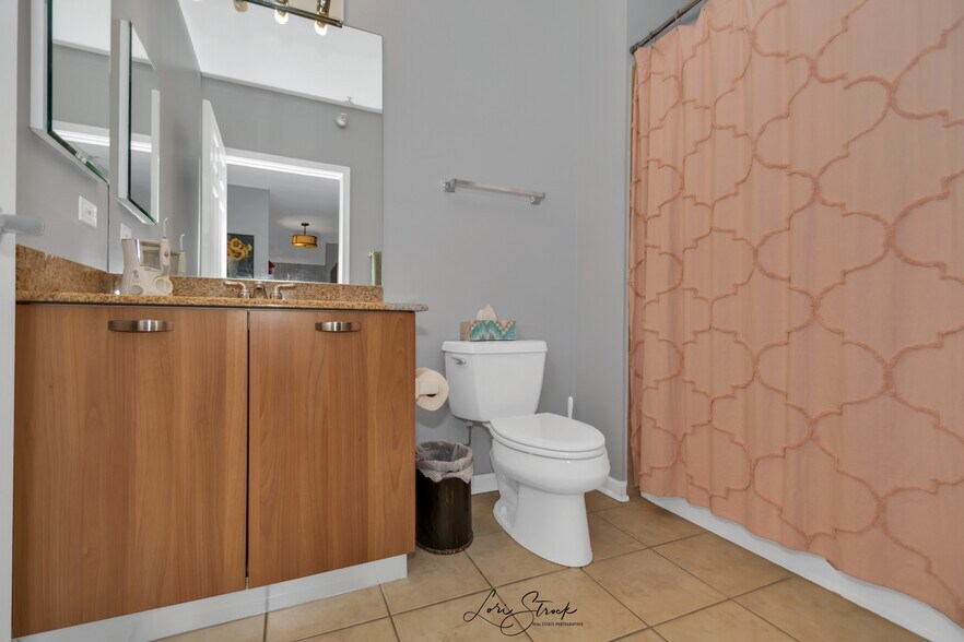 Bathroom - 635 N Dearborn St