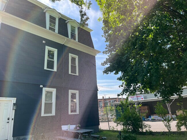 Building Photo - 33 Valley St