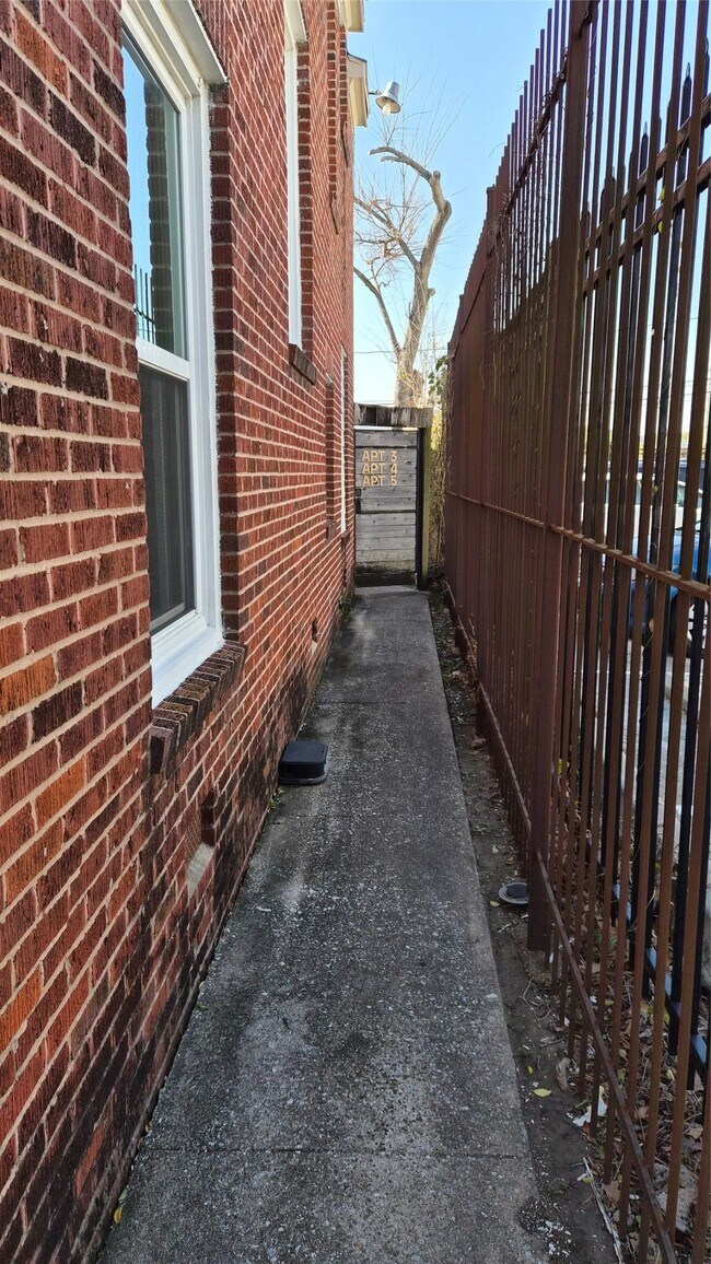 Building Photo - 2118 Oakdale St