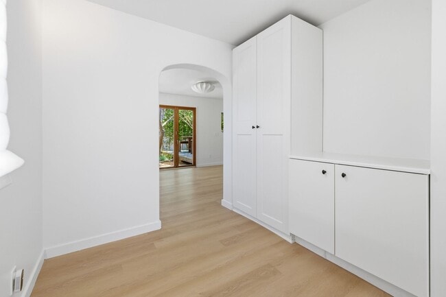 Building Photo - Amazing Del Rey House Available