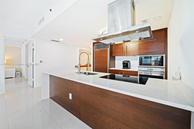 Building Photo - 495 Brickell Ave