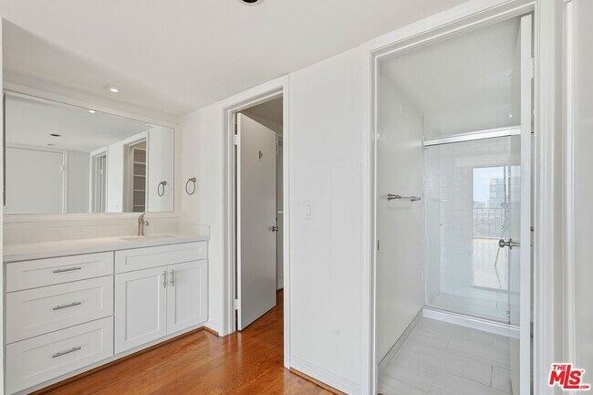 Building Photo - 10535 Wilshire Blvd