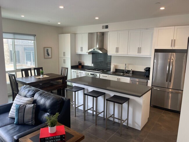 Building Photo - Water views! Less than a block from the ocean! 2 Bed 2.5 Bath Townhome!