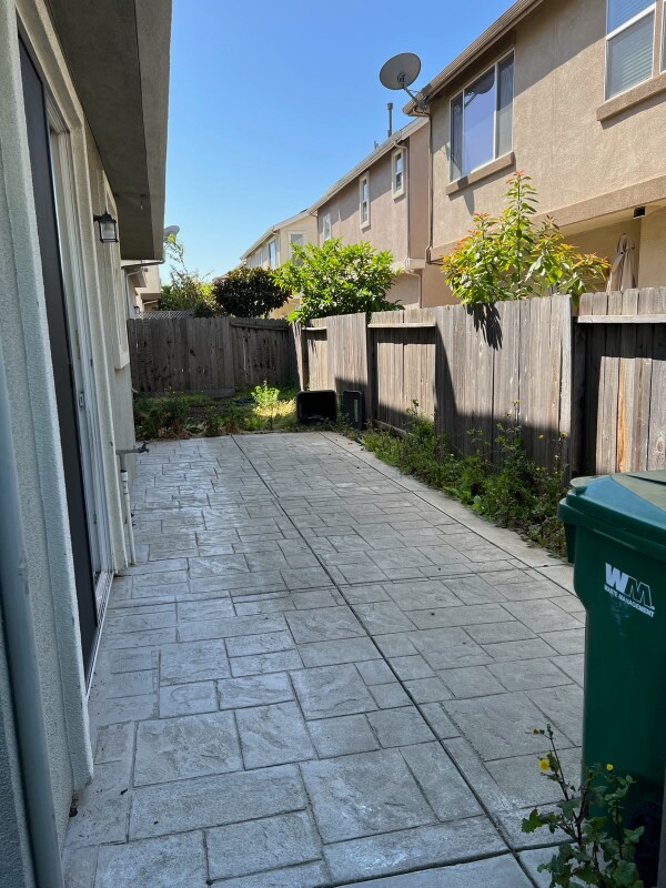 Building Photo - 9405 Clemente Dr