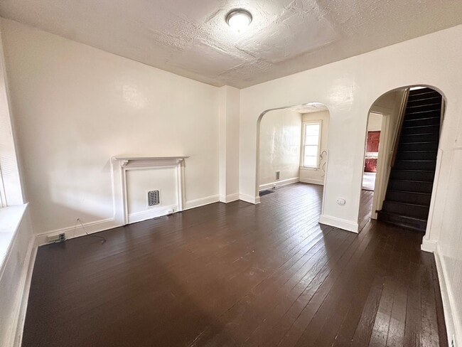 Building Photo - 4 Bedroom 1 Bathroom w/Garage in York City!