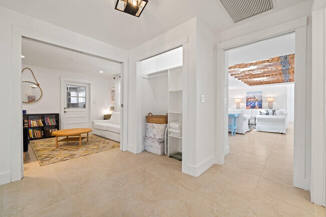 Building Photo - 425 10th Ave