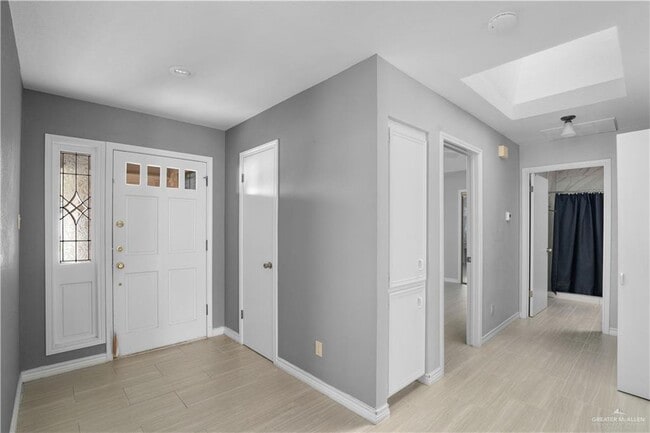 Building Photo - 21 E Moore Rd