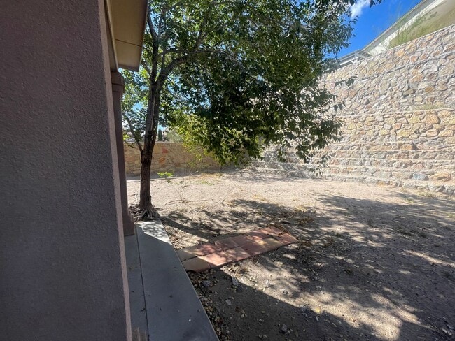 Building Photo - Lovely Spacious 4 Bedroom Home w/office space in Rinconada Area