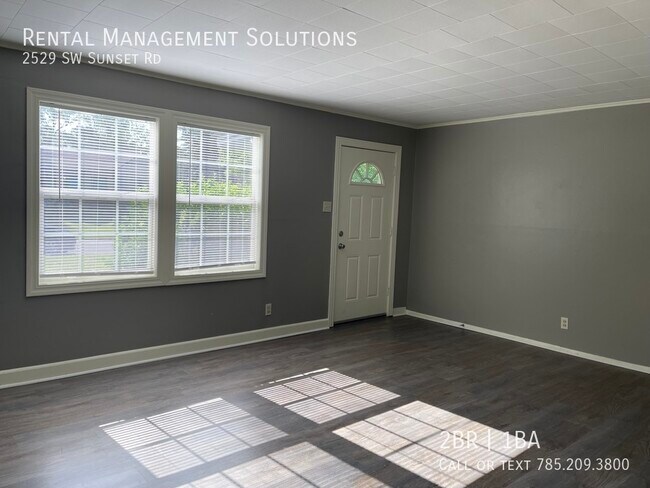 Building Photo - *RECENTLY UPDATED* 2529 SW Sunset Rd- 2 BE...