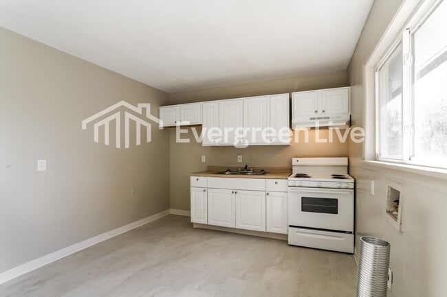 Building Photo - 4663 E Livingston Ave