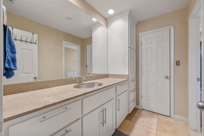 Building Photo - 604 Rolling Green Dr