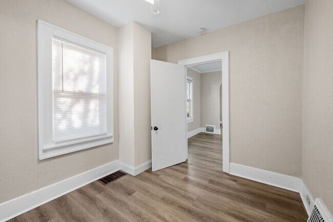 Building Photo - Updated 4-Bedroom 1.5-Bathroom Home in Minneapolis