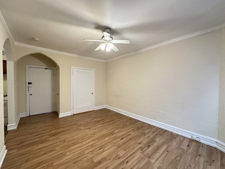 Building Photo - 4834 N Damen Ave