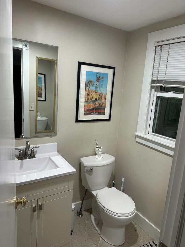 Building Photo - 813 Maine St