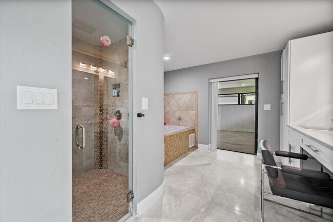 Building Photo - 13855 Shawmut Ct