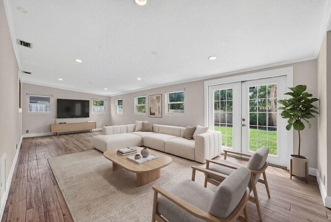 Building Photo - 624 NW 28th Ct