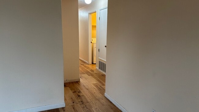 Building Photo - Spacious 3 bed/2 bath condo in Desirable Valley Crest