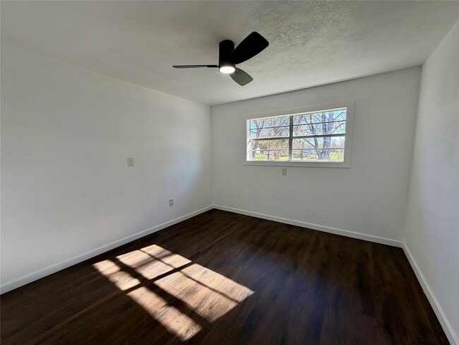 Building Photo - 100 Shady Oaks Ln