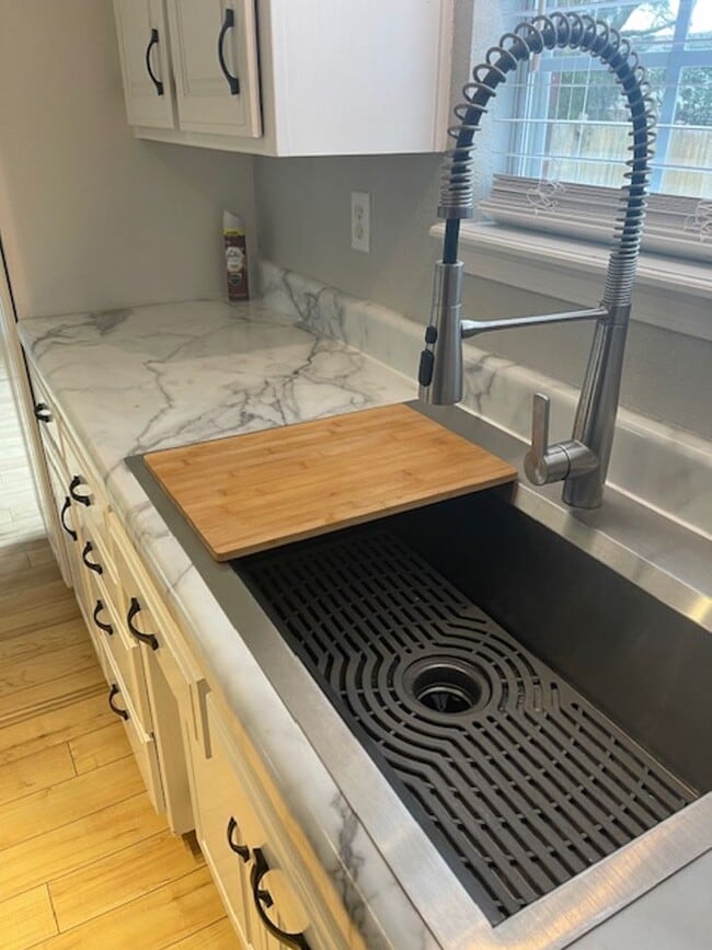 Building Photo - BEAUTIFUL HOME IN GREAT LOCATION! EASY ACC...