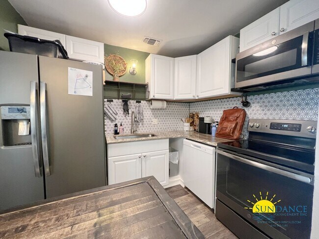 Building Photo - 2 Bedroom home with custom upgrades in the...